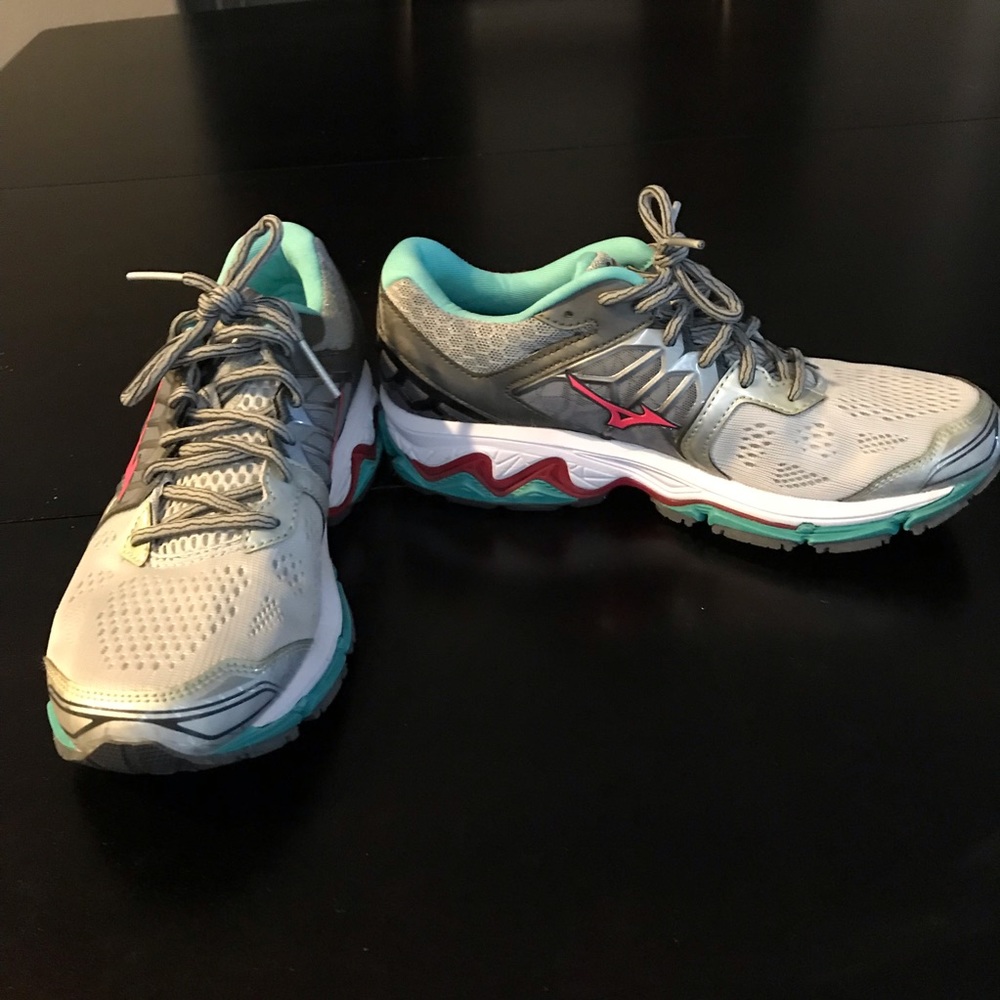 Mizuno Wave Horizon Running Shoe Women size 9